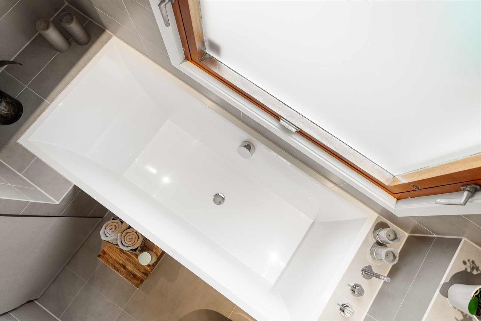 Badekar med moderne design gir badet en luksuriøs og avslappende atmosfære. Galleribilde