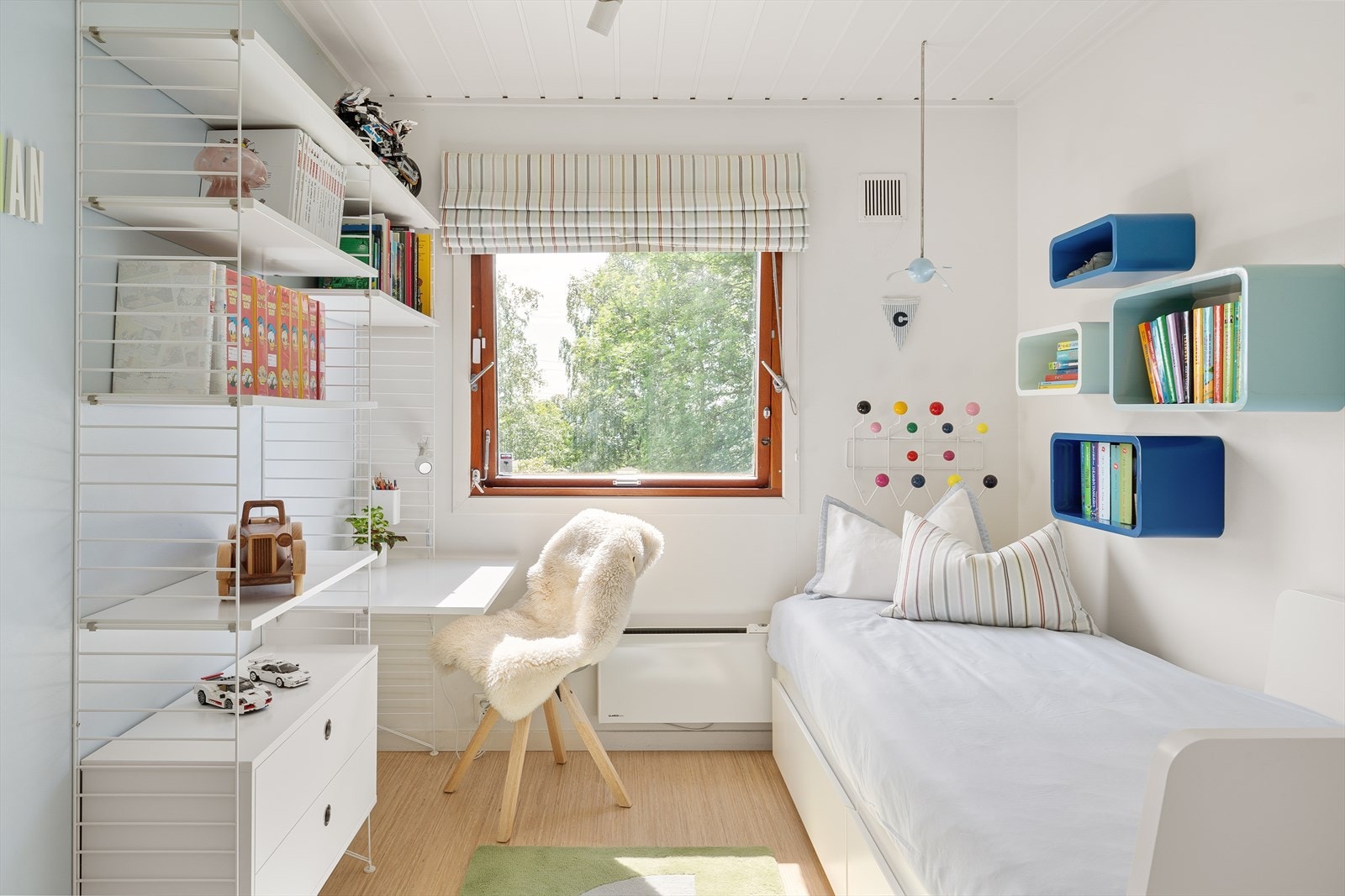 Soverom III er også et romlig og lyst rom med fine møbleringsmuligheter. Her har du god plass til bobbeltseng, skrivebord, skap og øvrig møblement. Rommets vindusflater sørger for at det er enkelt å lufte ut. Galleribilde