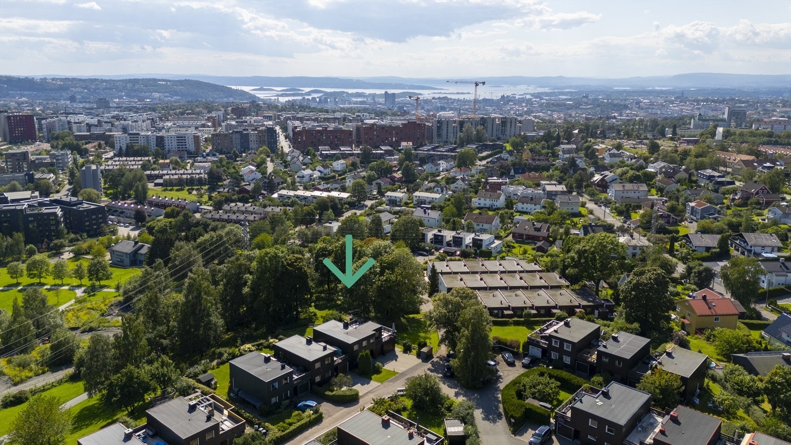 Boligen ligger i et idyllisk, grønt og meget barnevennlig boligområde på populære Refstad. Her har du gangavstand til skoler, barnehager, offentlig kommunikasjon, herlige rekreasjonsområder og gode servicetilbud. Galleribilde