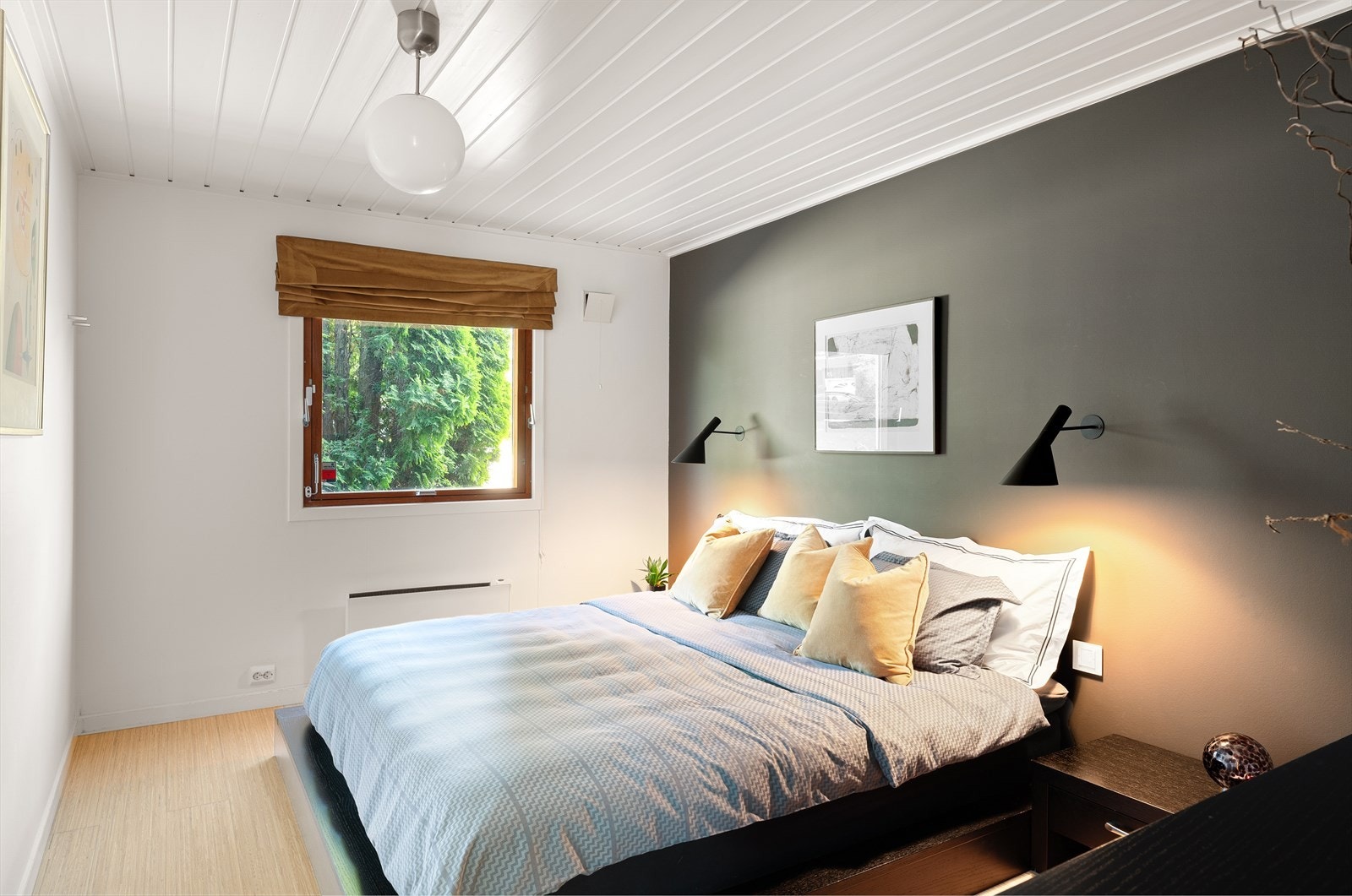 Romslig og luftig hovedsoverom med god plass til dobbeltseng, tilhørende nattbord og god plass til oppbevaring av ulike klesartikler. Galleribilde