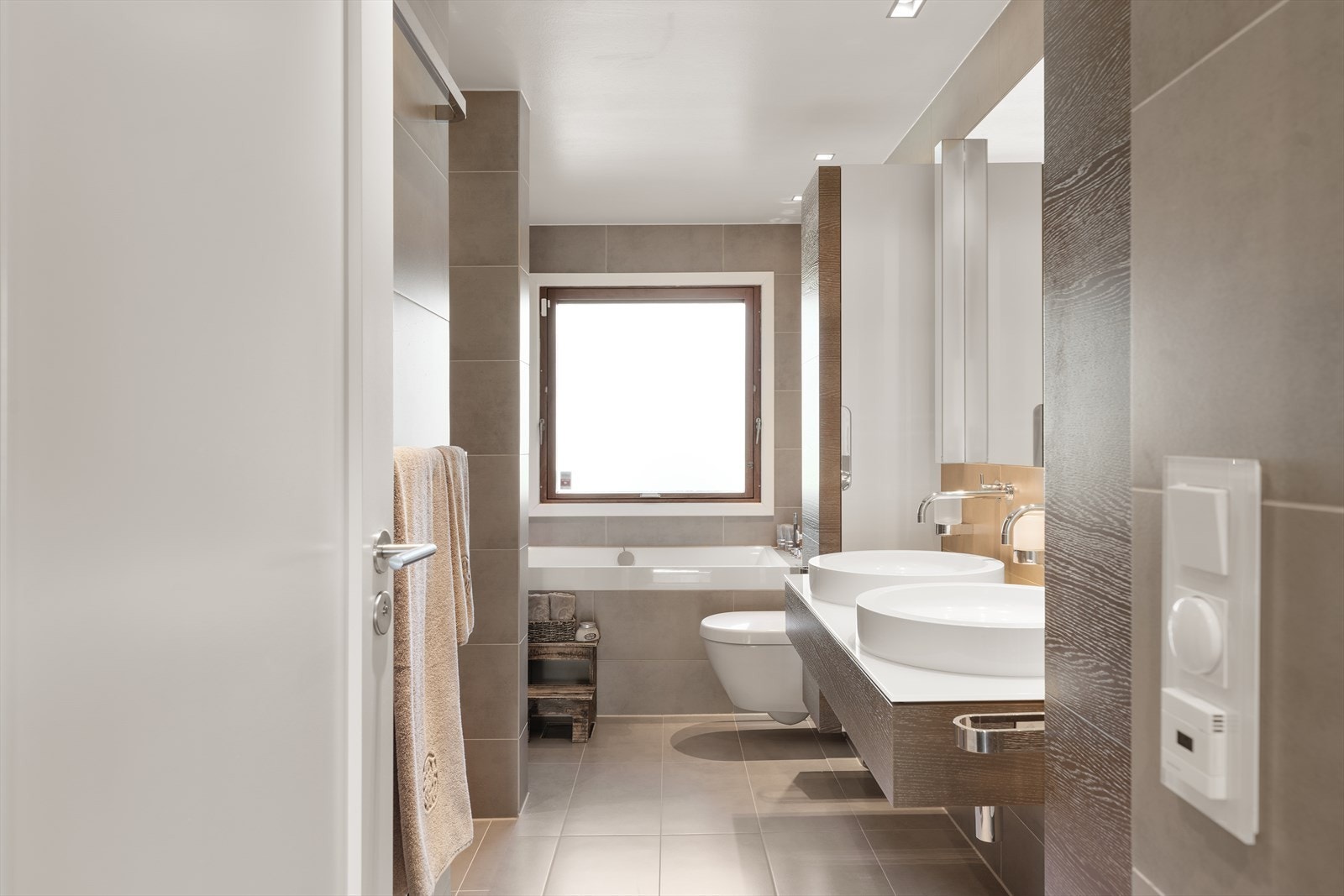 Lekkert og delikat bad fra 2010 med både dusj og badekar som gir deg spa-følelse hjemme. Galleribilde