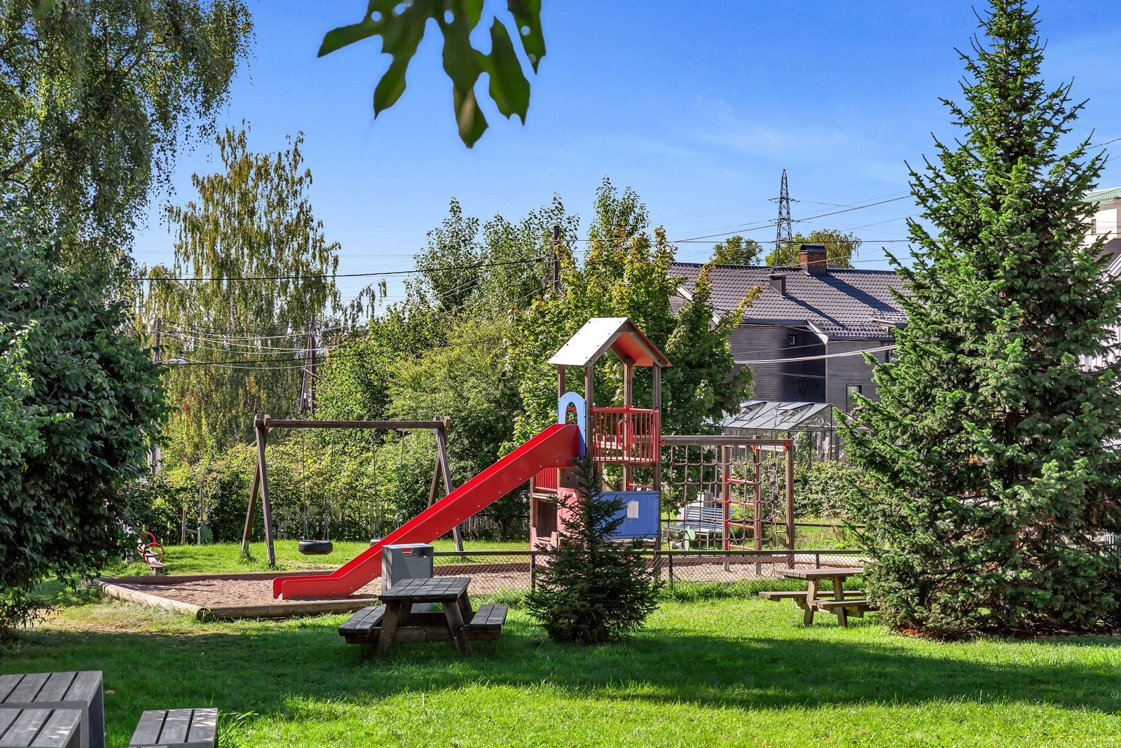 Lekeplass for de små like i nærheten. Galleribilde