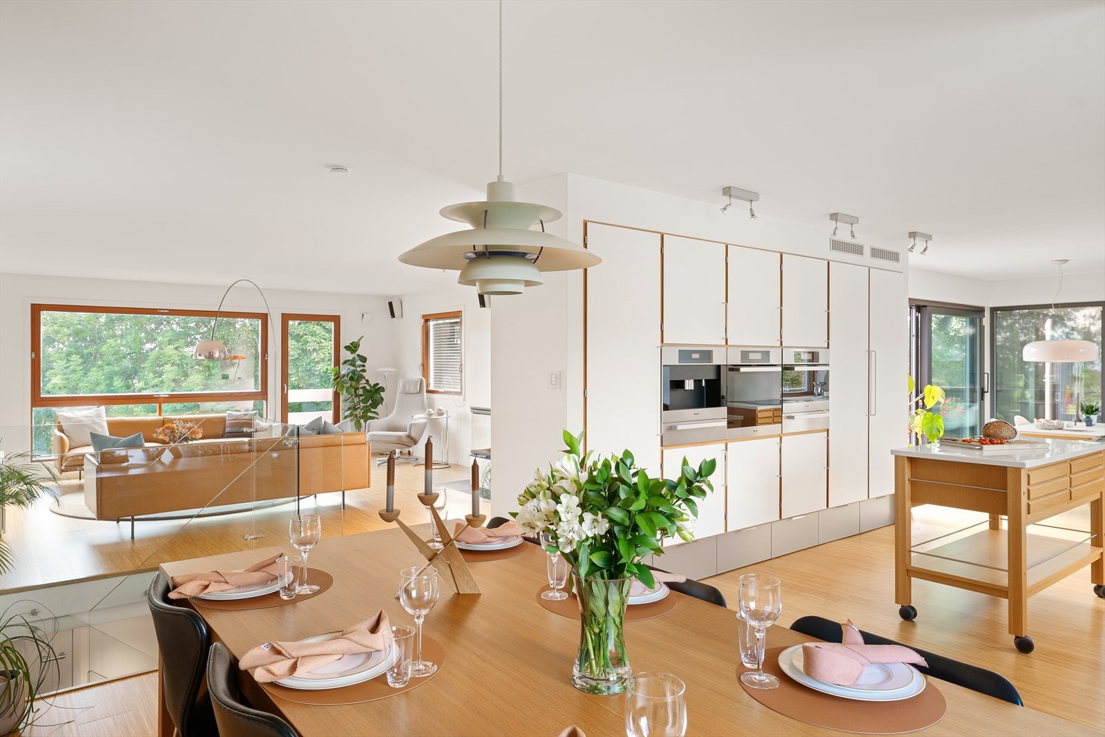 Det er åpen og sosial kjøkken og spisestue løsning Galleribilde