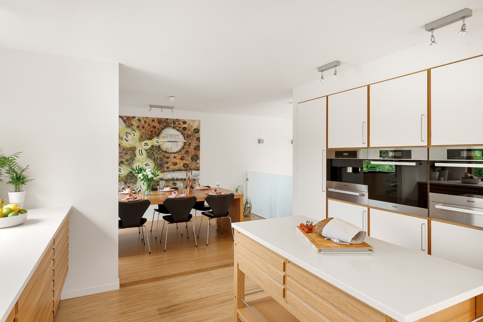 Fra kjøkkenet er det fin tilknytning mellom kjøkkenet og spisebordet, her kan du invitere alle dine venner over på middag. Galleribilde