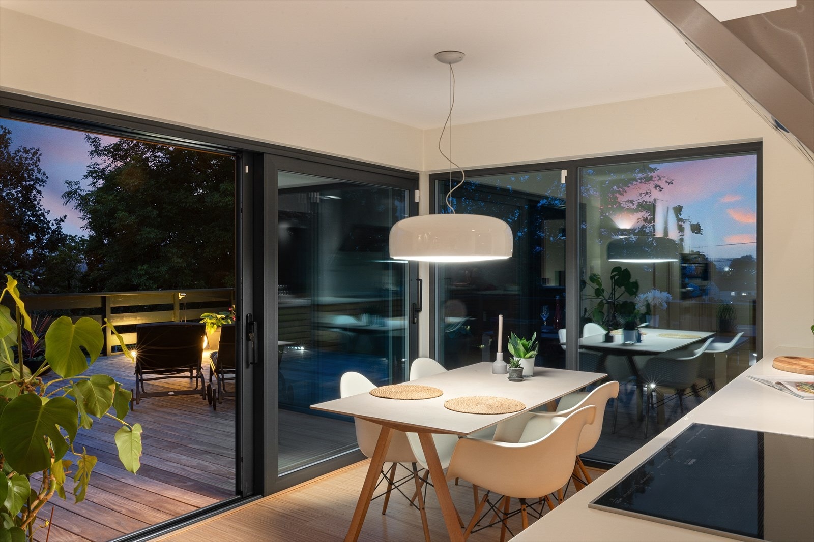 Det er hev- og skyvedør med heldekkende 3-lags
isolerglass på kjøkken med utgang til terrasse, fra
2013. Sensorstyrte solscreens i hele 2. etasjen fra 2014 Galleribilde