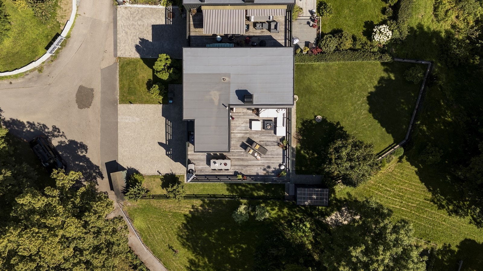 Boligen har en flott intern beliggenhet med ende plassering og ligger i et idyllisk, grønt og meget barnevennlig boligområde på populære Refstad. Galleribilde