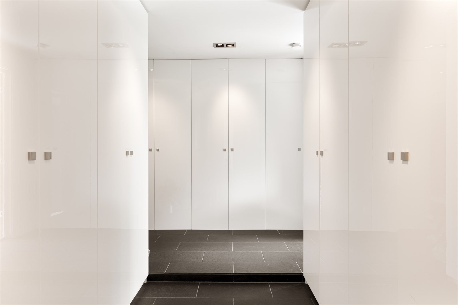 Her har du god plass til oppbevaring av yttertøy og sko i stort garderobeskap Galleribilde