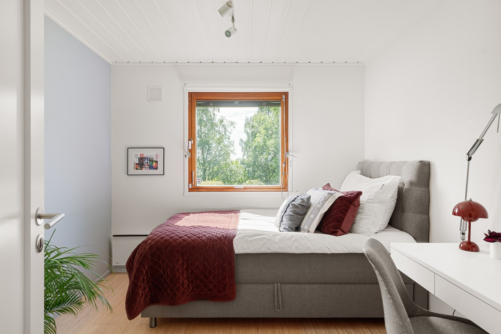 Boligens andre soverom er også av god størrelse. Her har du plass til å innrede med dobbeltseng tilhørende nattbord og oppbevaring av klesartikler i praktisk garderobeskap. Galleribilde