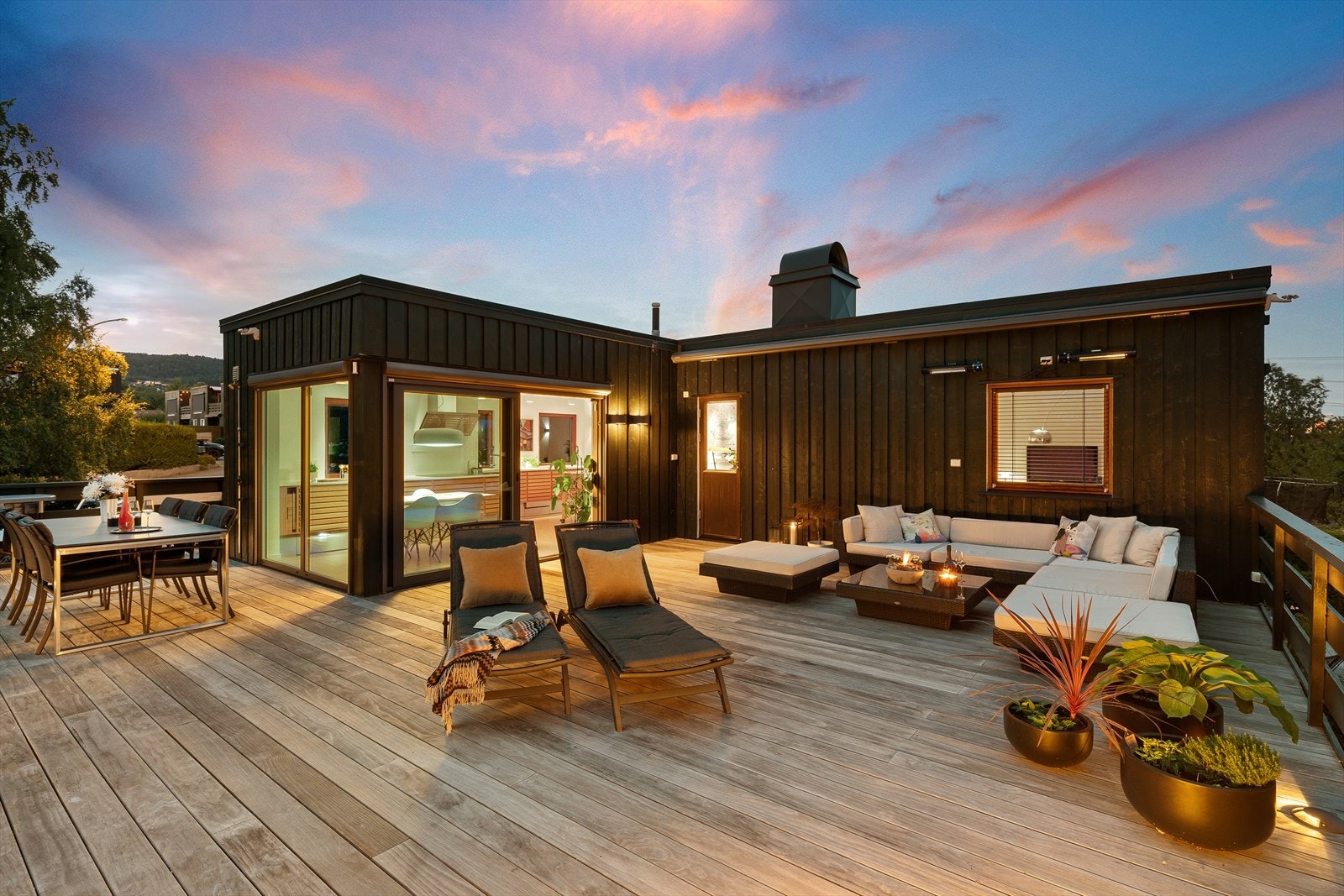 Terrassen har optimale solforhold fra morgen til kveld, og en fantastisk utsikt. Galleribilde