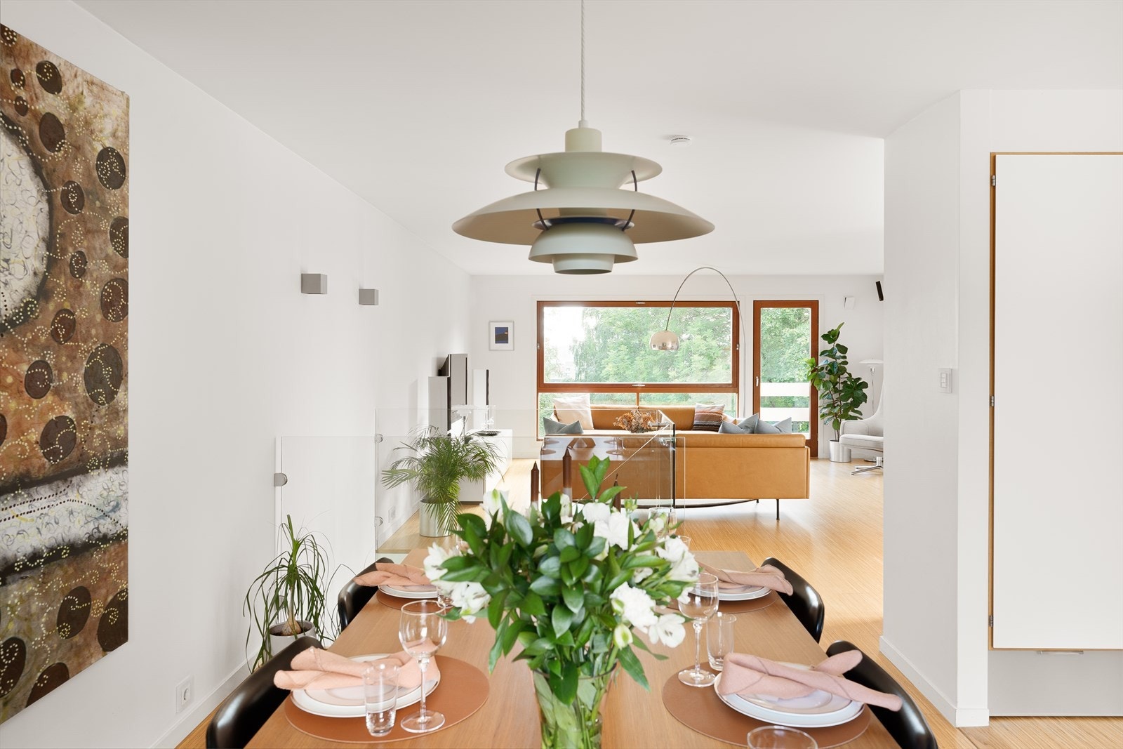 De store vindusflatene sørger for at det slippes inn rikelig med naturlig lys og gjør det enkelt å lufte ut. Galleribilde