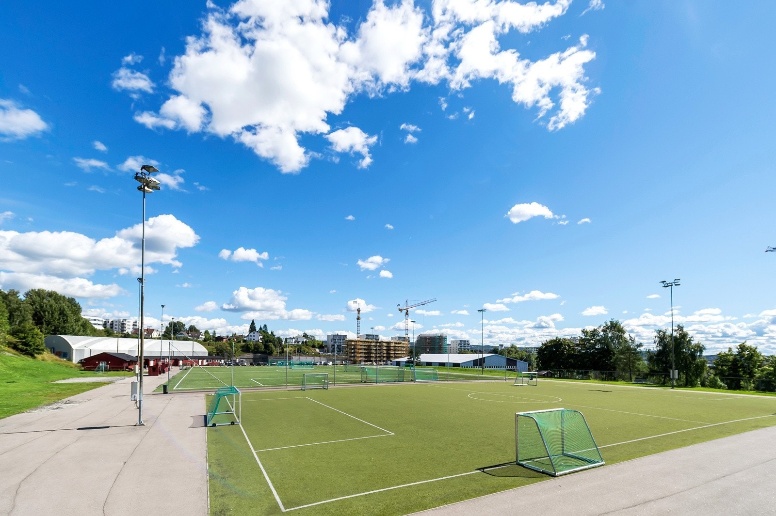 For de aktive er det Idrettspark i nærheten med fotballbane og ishall. Galleribilde