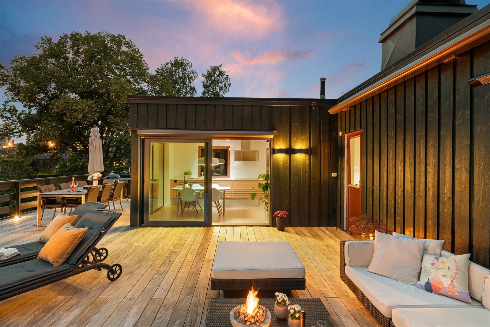 Av materialer er det benyttet Kenbony terassegulv fra 2014 og rekkverket er i malt trevirke fra 2014. Stor markise på terrassen Galleribilde