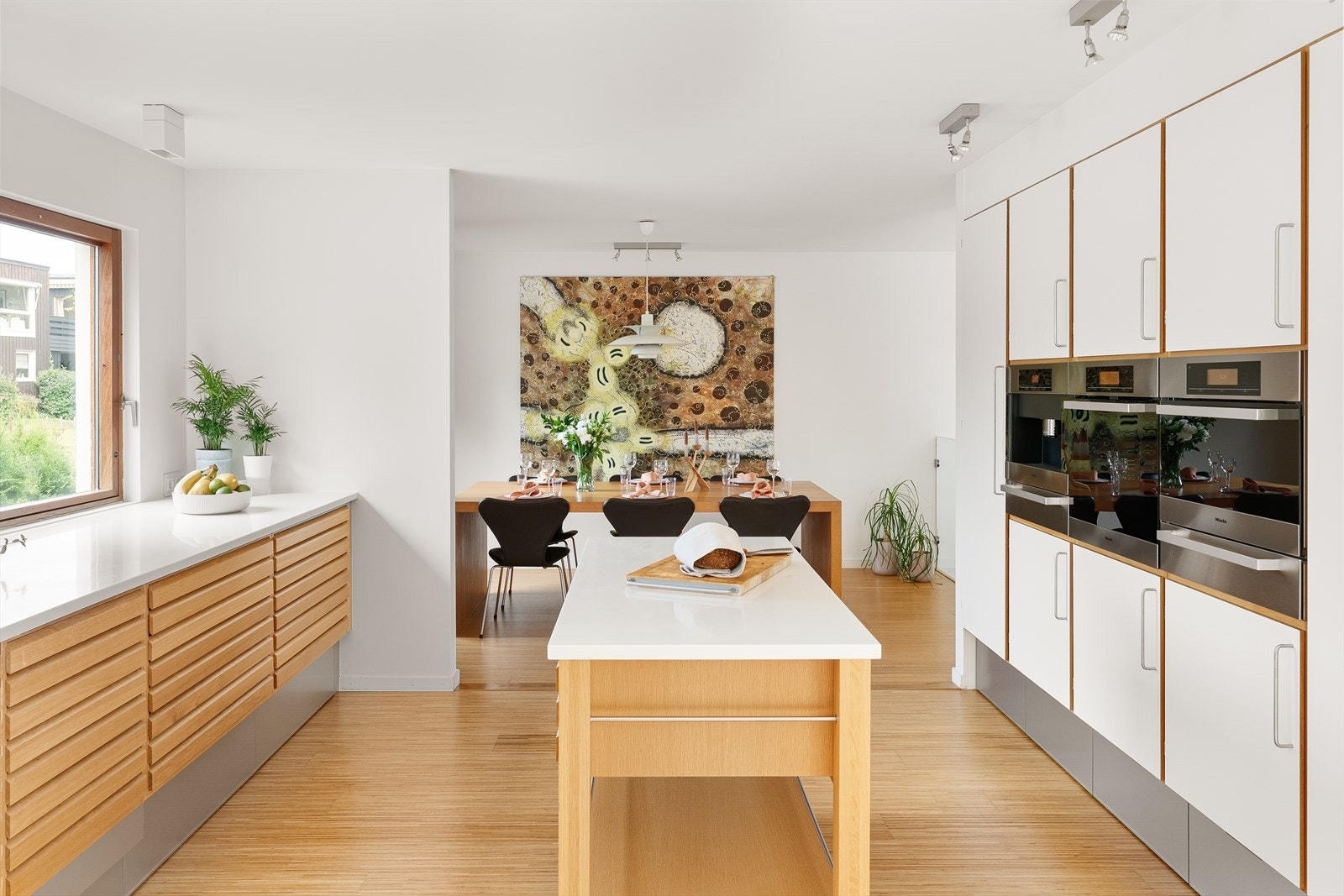 Praktisk kjøkkenøy på hjul gir fleksibilitet og ekstra arbeidsplass når det trengs for matlaging eller servering. Galleribilde