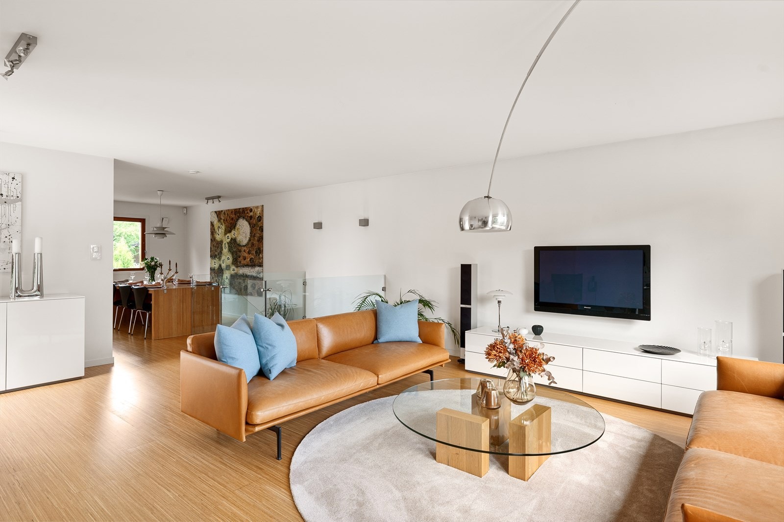 Rommet byr på tidsriktig eikeparkett, glatte malte vegger og tak. Galleribilde