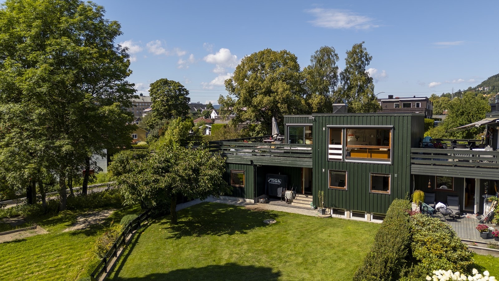 Fra 1. etasjen har du utgang til stor, solrik og lettstelt hage - perfekt for barnefamilier. Det ble utført drenering rundt boligen i 2013. Galleribilde