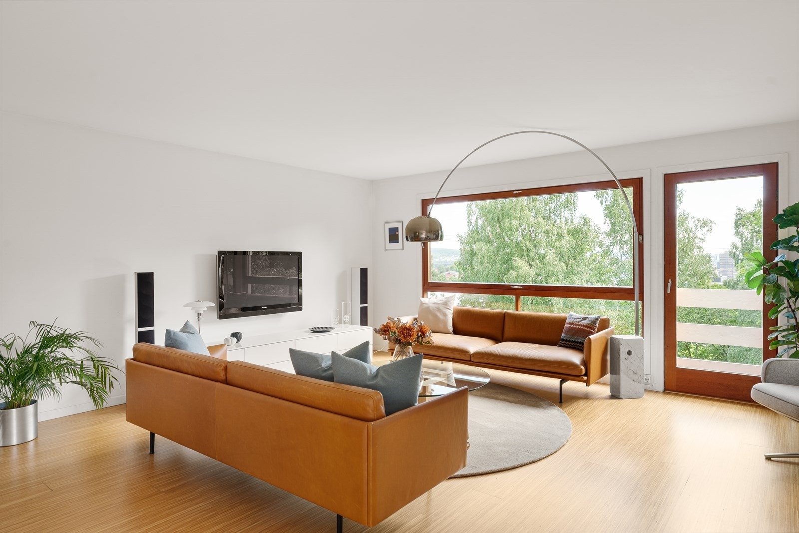 Rommet er lett å møblere og har god plass til spisegruppe, sofa og TV med tilhørende møblement. Galleribilde