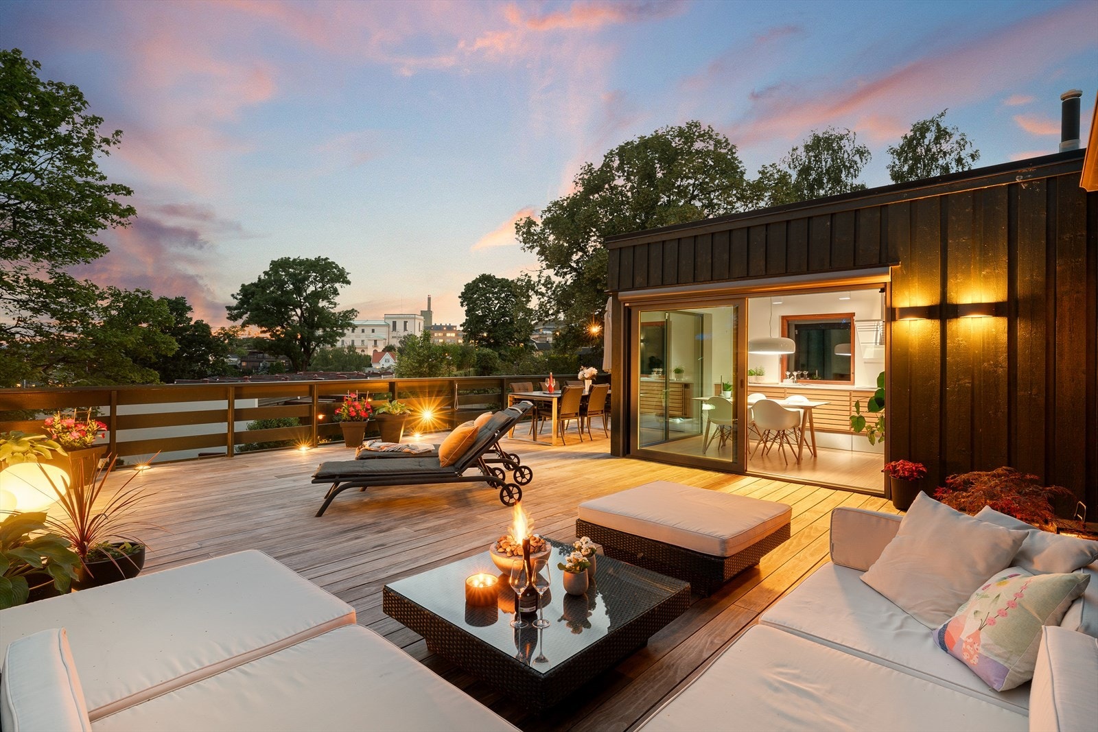 Sjelden, attraktivt og innholdsrikt enebolig i kjede med fantastisk terrasse og solrik hage! Galleribilde