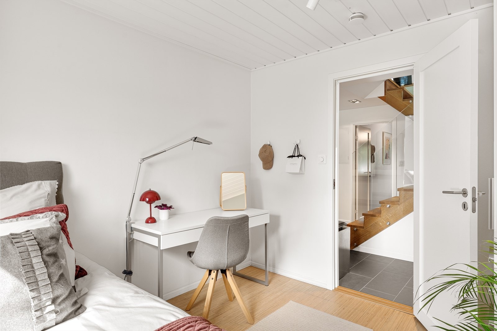 God plass til å innrede med praktisk kontorplass. Soverommets vindusflater sørger for godt med lysinnslipp og gjør det enkelt å lufte ut. Galleribilde