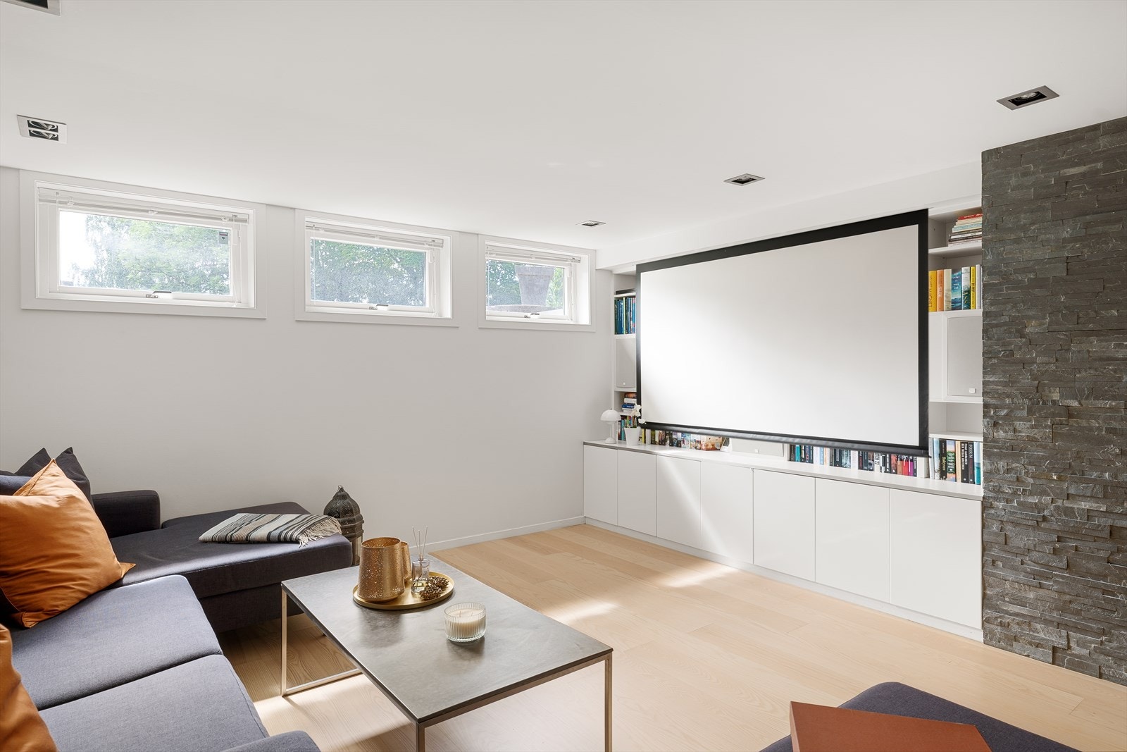 Praktisk prosjektor med lerret i kjellerstuen. Her kan du invitere hele familien på filmkveld. Galleribilde