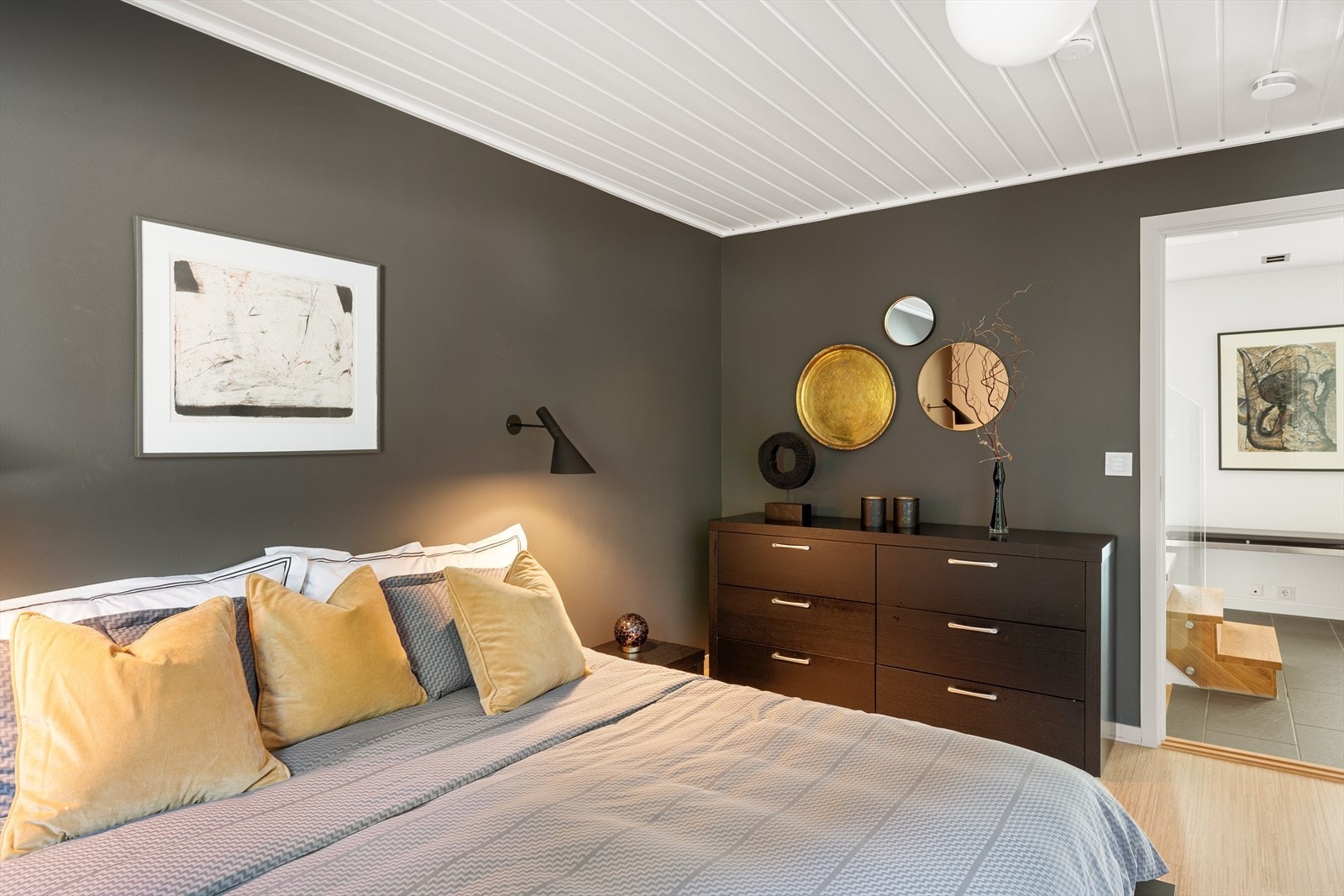 Soverommets vindusflater sørger for godt med lysinnslipp og gjør det enkelt å lufte ut. Galleribilde