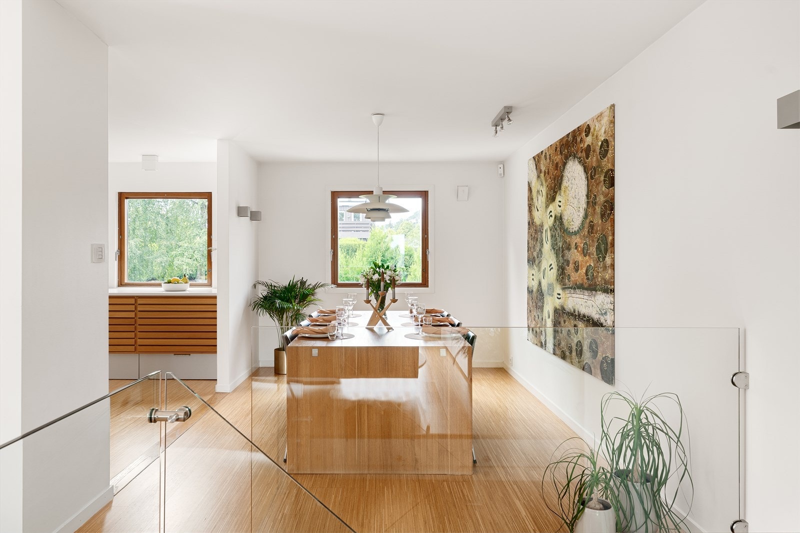 De store vindusflatene, kombinert med funksjonell planløsning gir luftig inntrykk og god romfølelse. Galleribilde