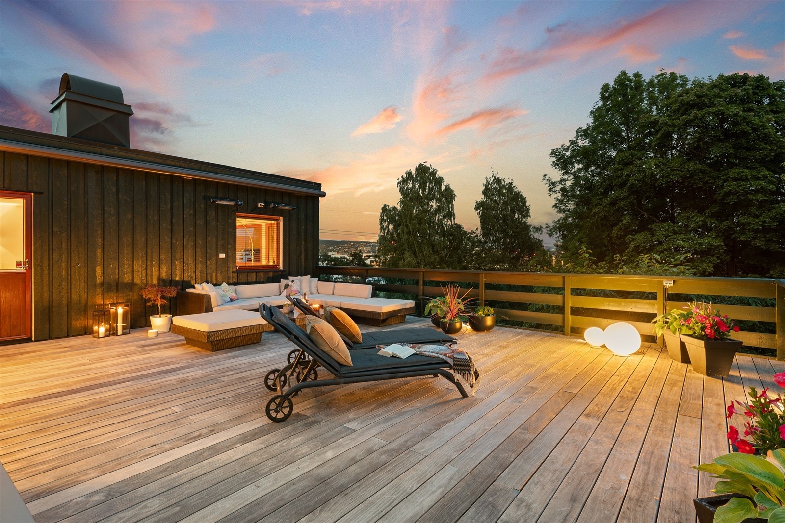 Her har du plass til å innrede i flere soner med det du måtte ønske av lounge møblement, spisegruppe, grill, og solsenger med tilhørende møblement. Galleribilde