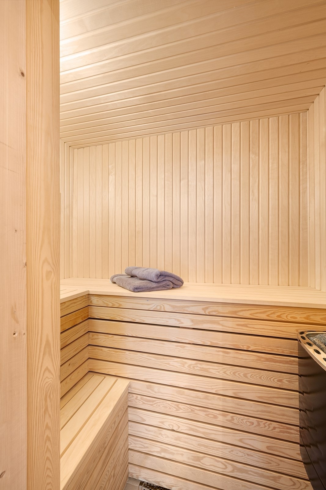 Badstue gir deg velvære i hverdagen. Innredning med fliser på gulv, trepanel på vegg og tak. Galleribilde