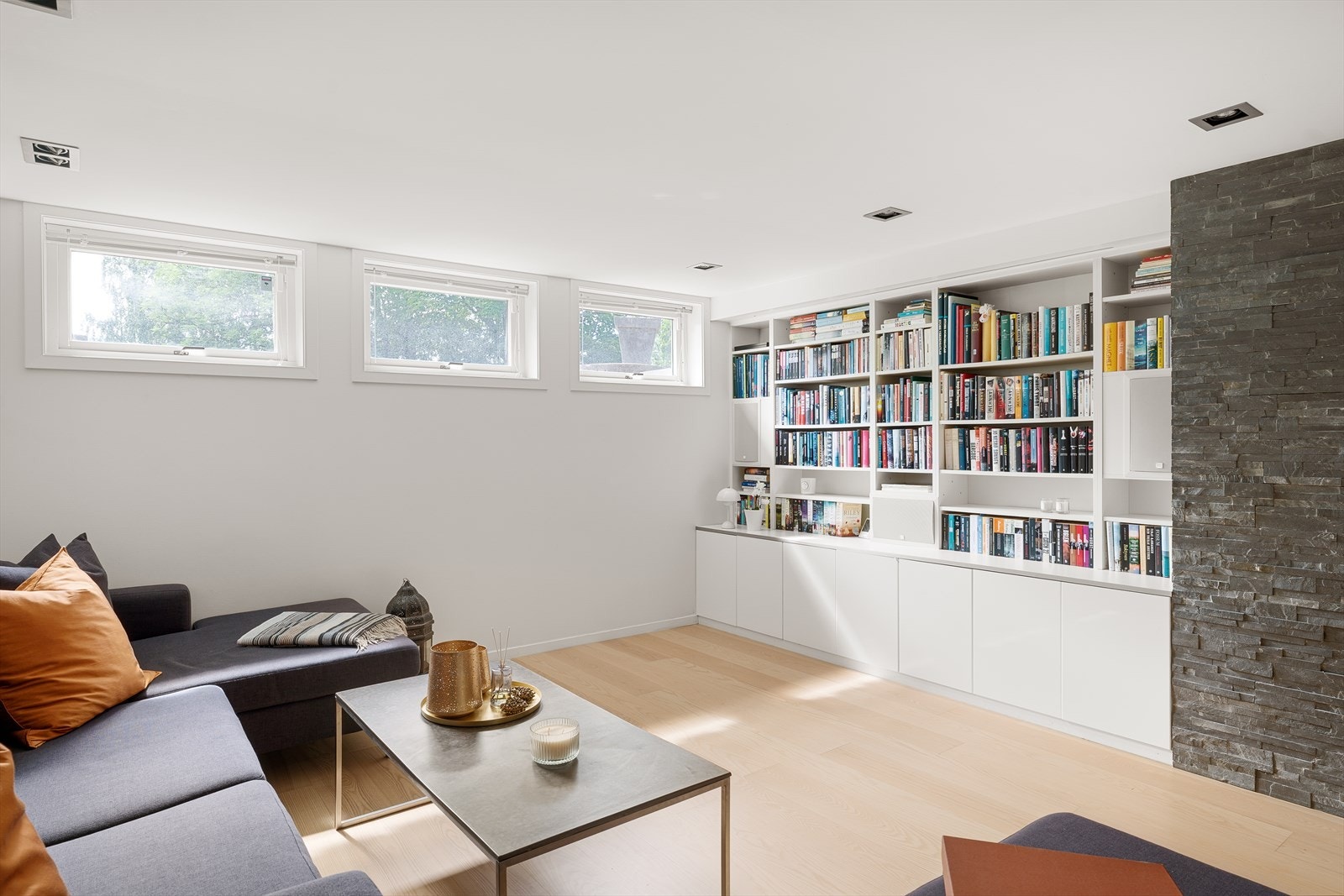 Stuens lyse veggflater kombinert med gulv i parkett gir et luftig inntrykk. Galleribilde