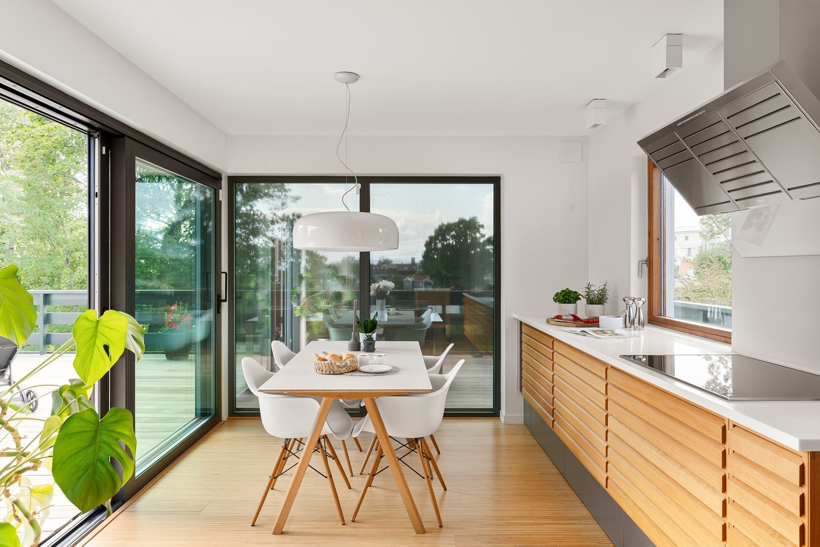 Muligheter for innrede med hyggelig frokostbord på kjøkkenet med plass for hele familie. Galleribilde