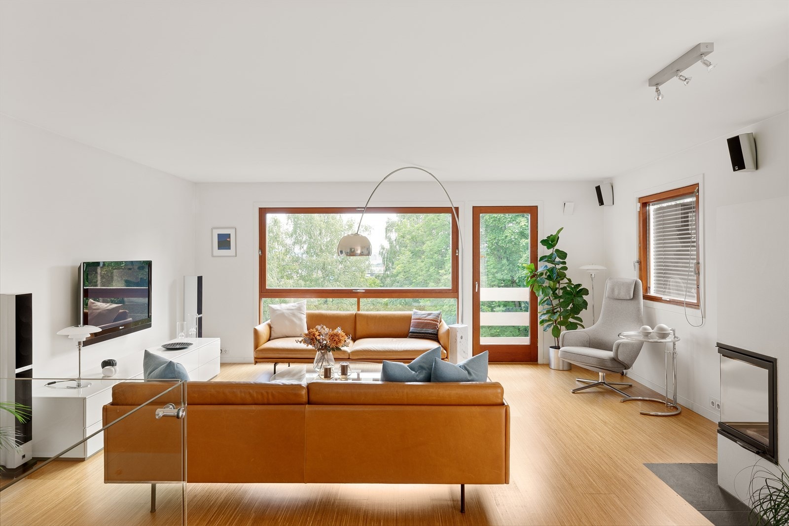 Det første som møter deg i stuen er de store vinduene som slipper inn godt med naturlig lys. Galleribilde