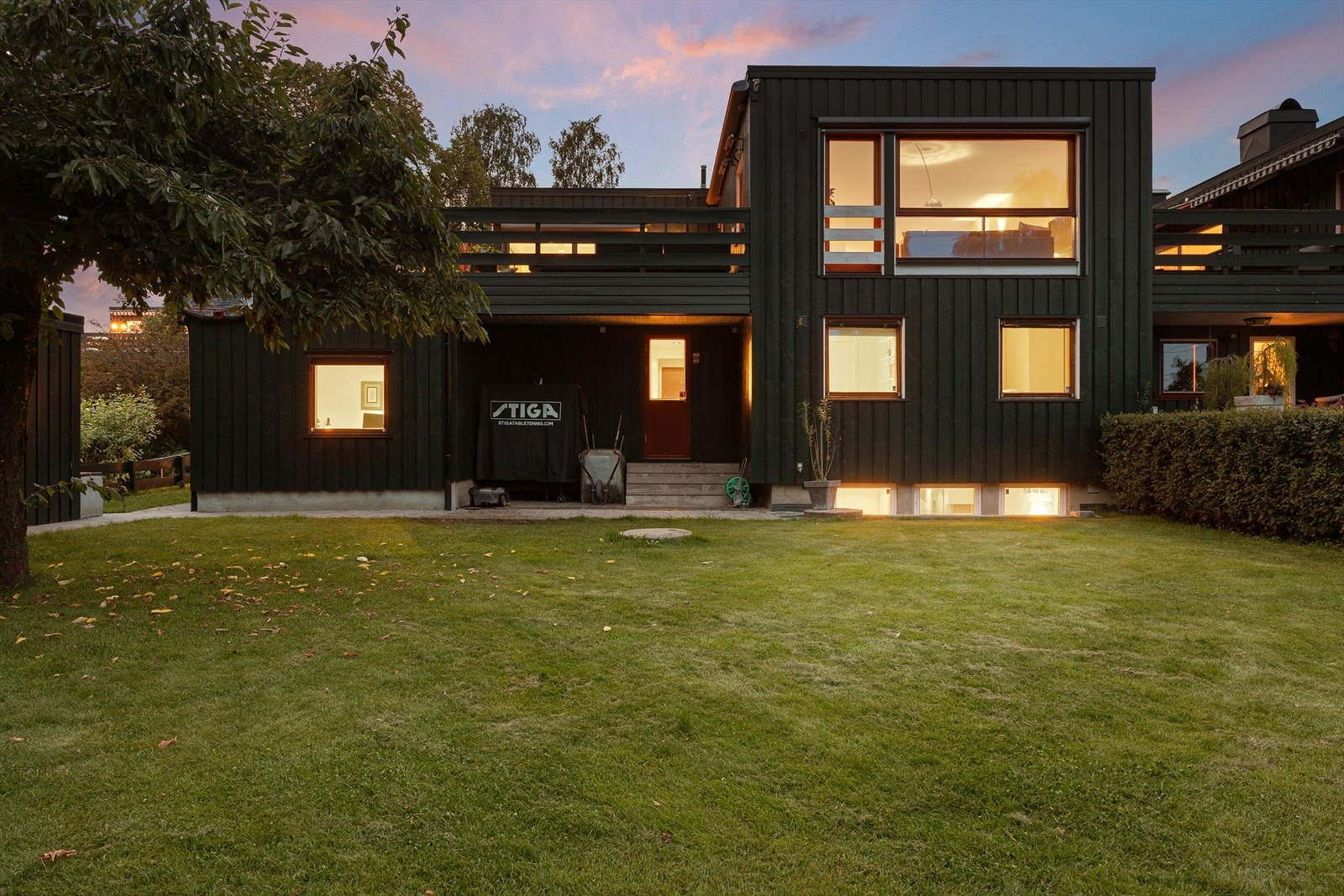 Usjenert hage med god plass til å innrede med sittegrupper, solsenger, trampoline og andre fasiliteter for både store og små. Galleribilde