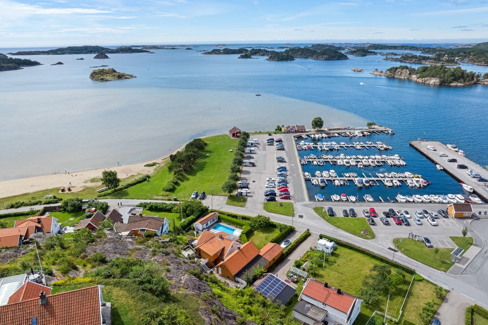 Familievennlig område med Høllen brygge marina, Høllesanden og båthavna rett utenfor døra Galleribilde
