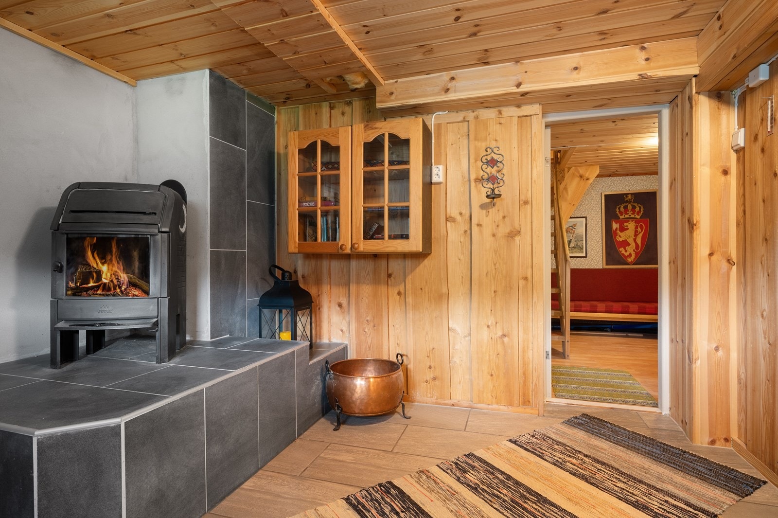 I kjelleretasjen er det to stuer. I den ene er det vedovn. Galleribilde