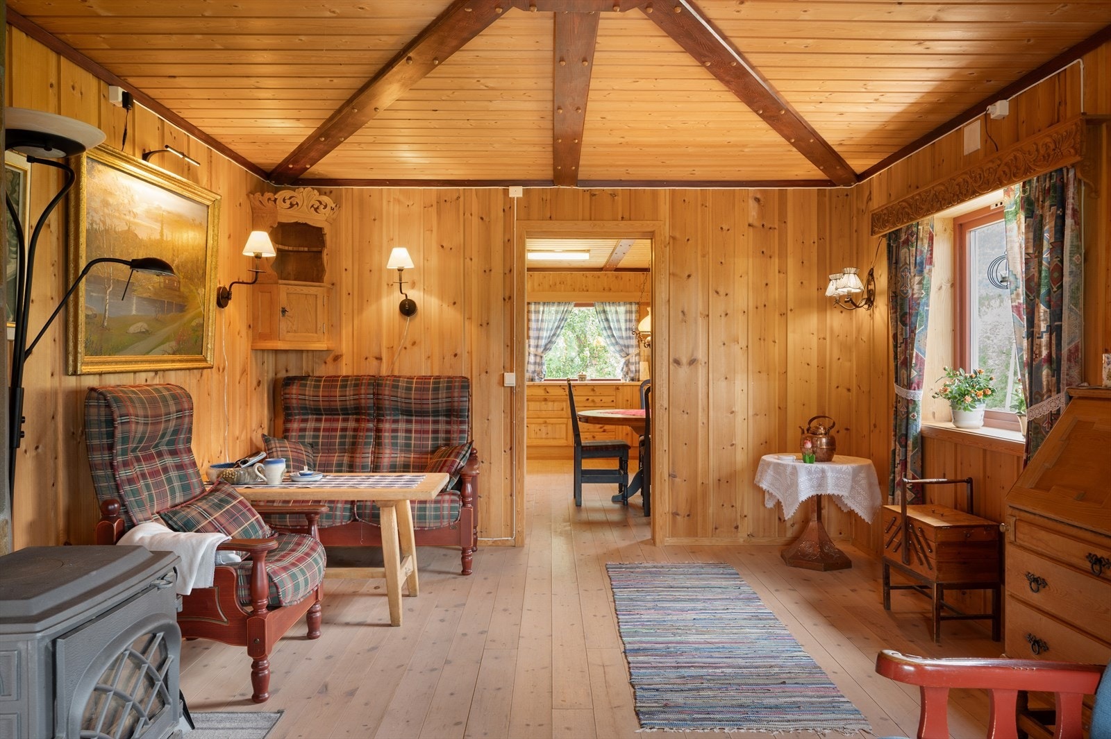 Fra kjøkkenet kommer man videre inn i stua. Galleribilde