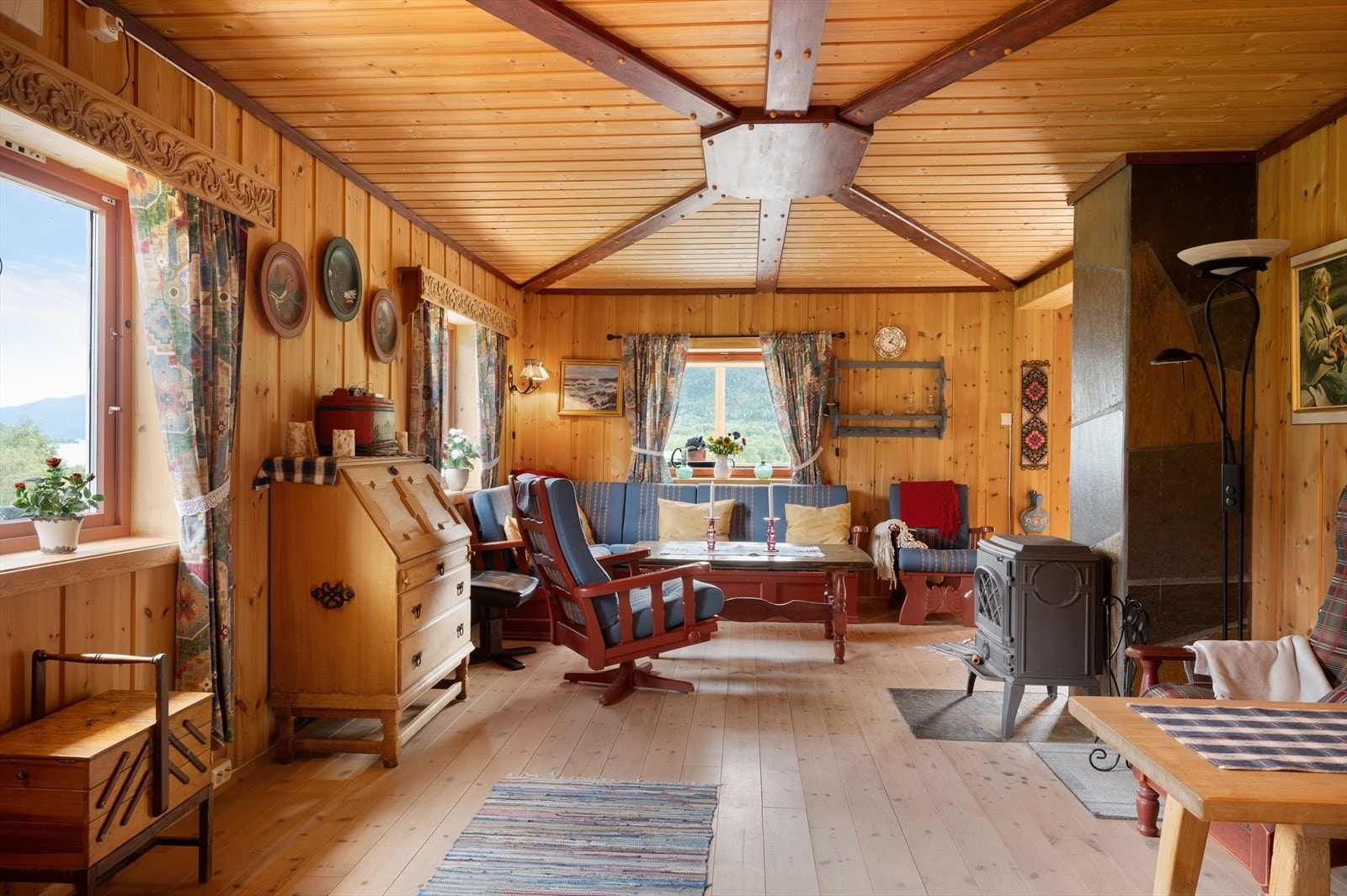 Stua er stor, med gode muligheter for møblering. Unike detaljer. Galleribilde