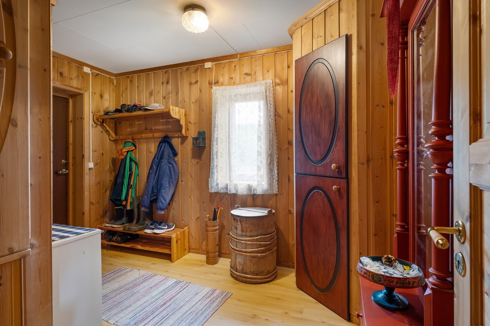 Entréen er hyggelig, og har innebygd skap som vises til høyre i bildet. Galleribilde