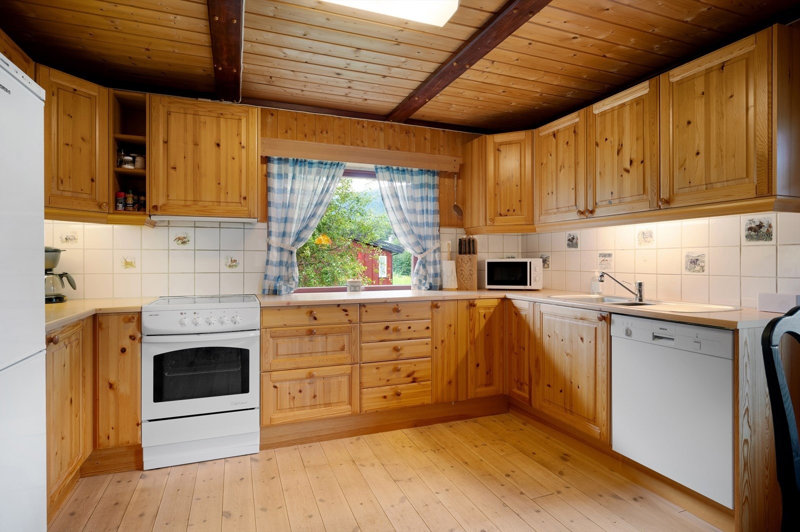 Kjøkkenet har profilerte fronter, og er både stort og solid. Galleribilde