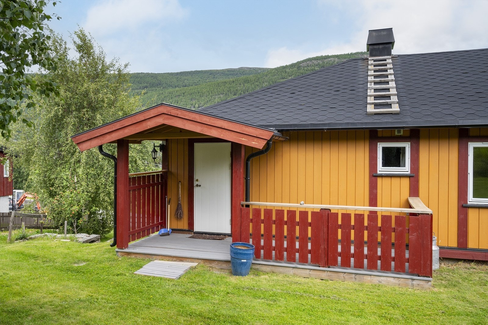 Inngangen til hovedetasjen er på ovensiden av huset. Galleribilde