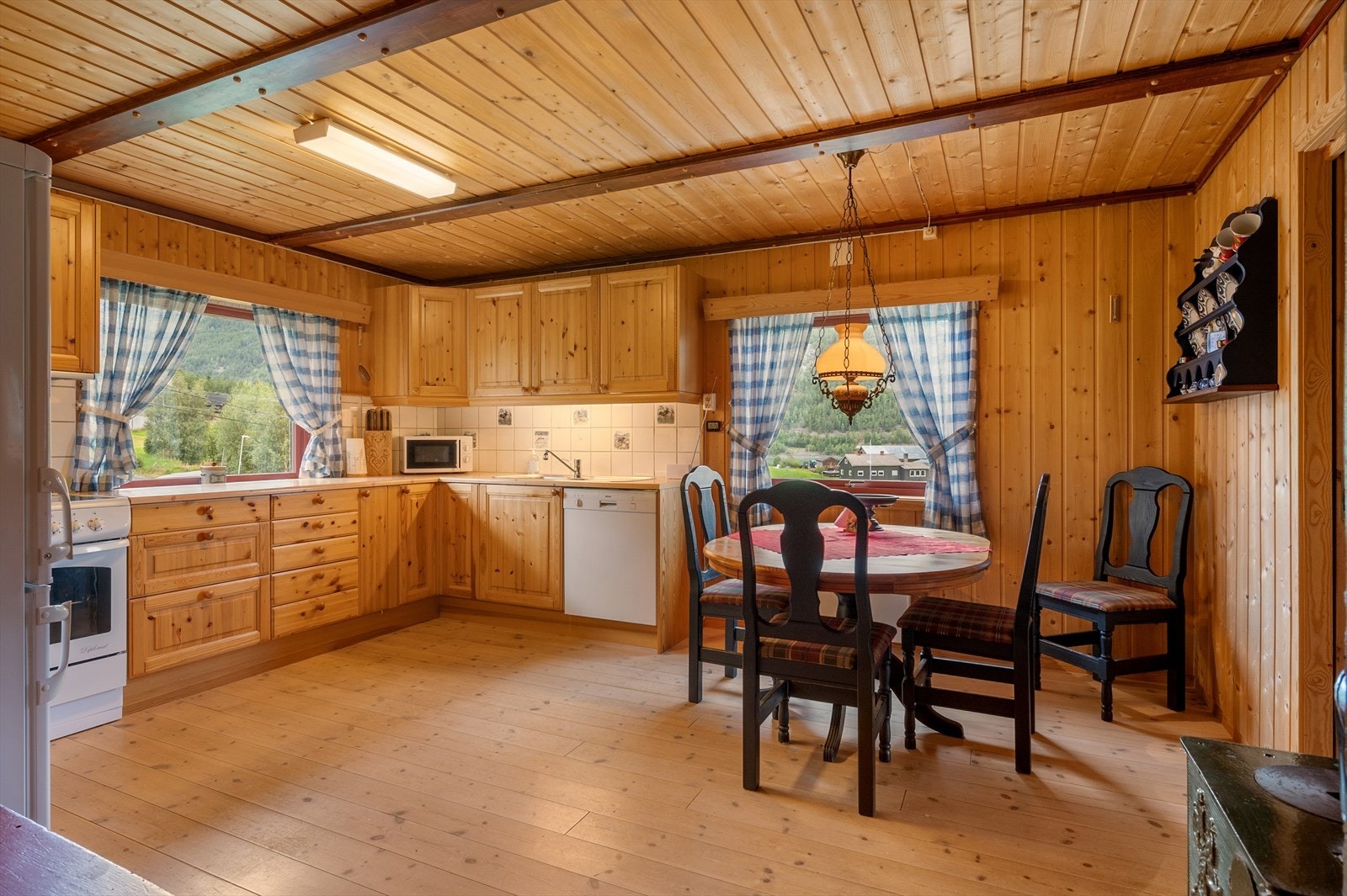 Fra entréen kommer man inn til kjøkkenet. Romslig kjøkken med god plass på benk, i skuffer og skap. Galleribilde