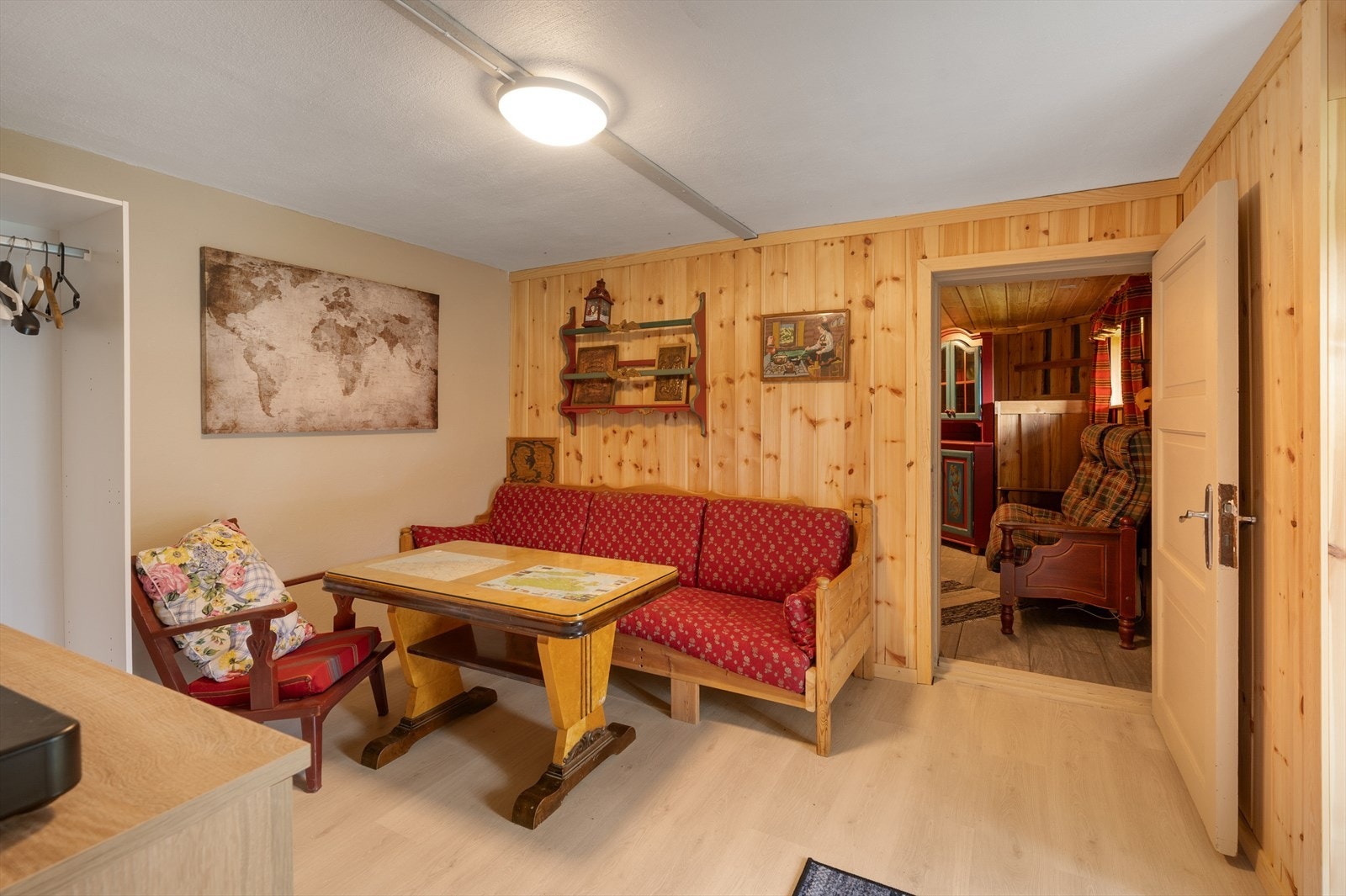 Kjellerstue med god plass til møblering, og også utgang ut. Galleribilde