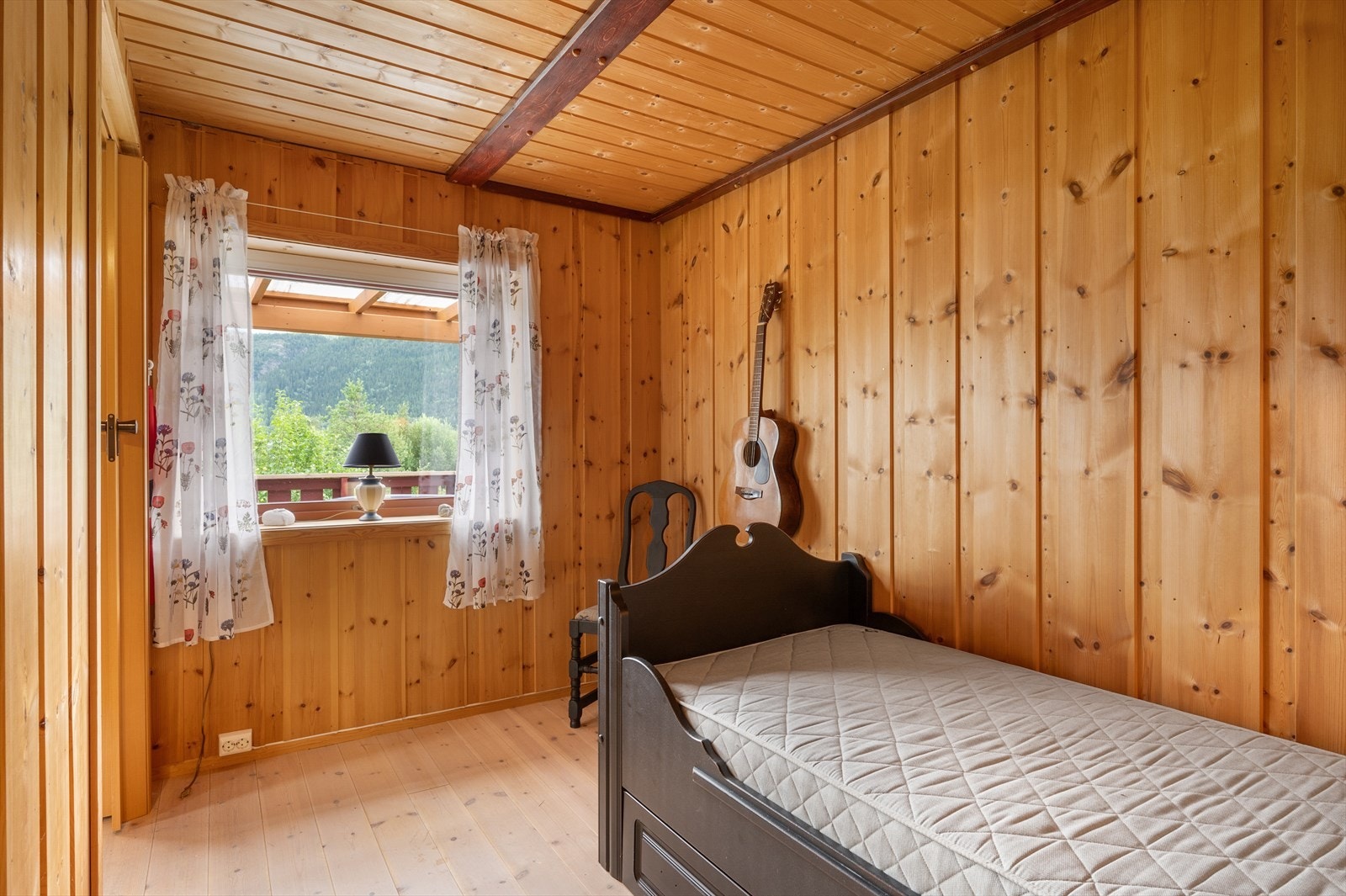 Innenfor stua er det ett soverom. Totalt er det tre innredede soverom i boligen (ett er ikke omsøkt og godkjent.) Galleribilde