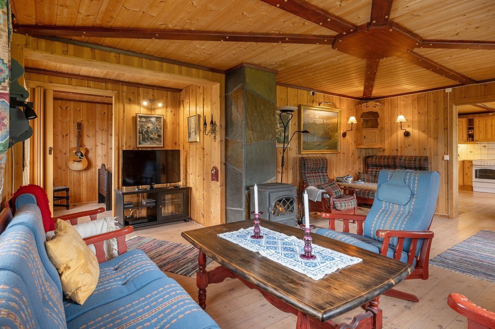 I stua er det teglpipe med stålrør, rehabilitert i 2003. Jøtulovn som varmer godt. Galleribilde