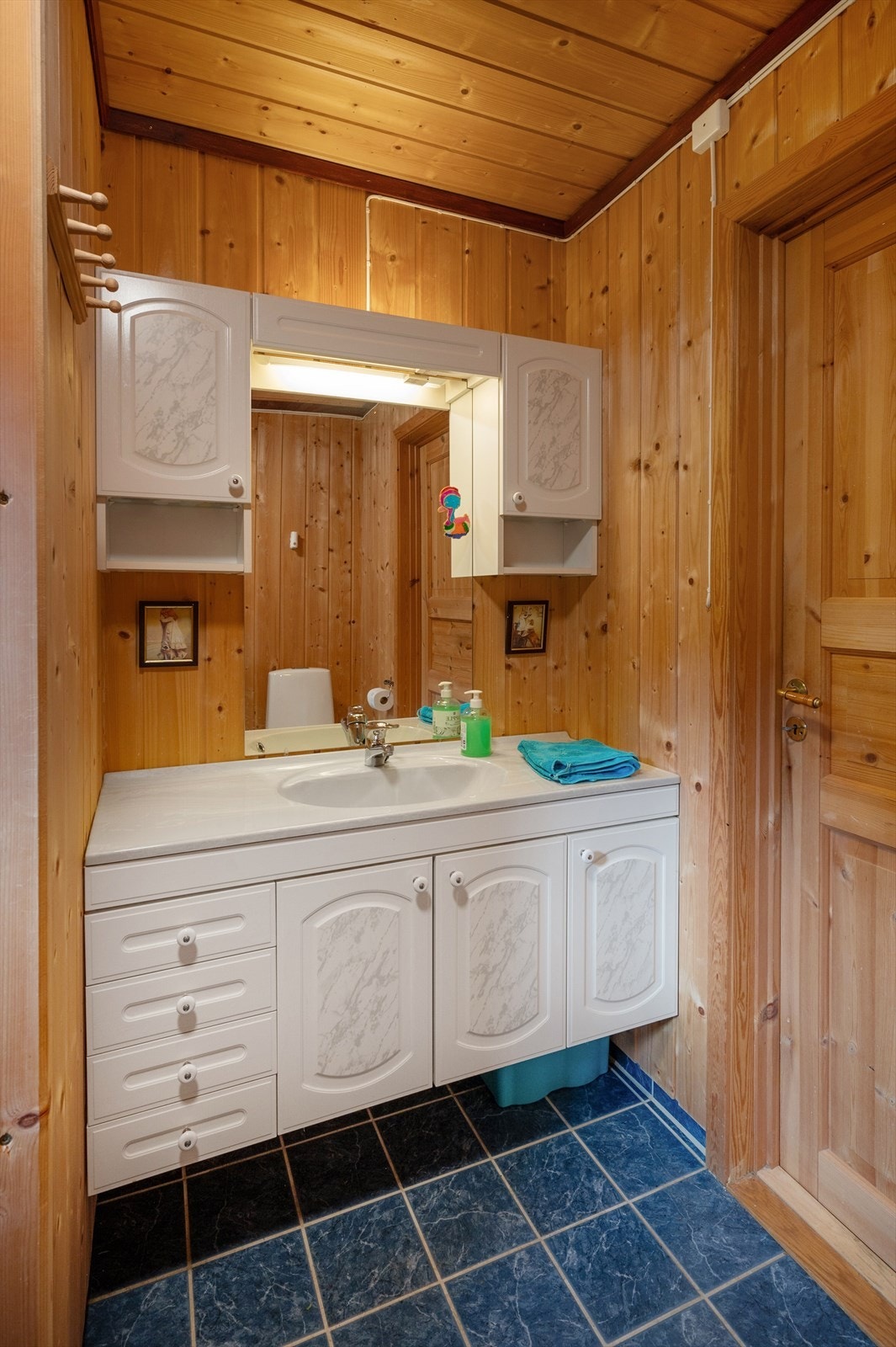 Servant med plass til oppbevaring. Galleribilde