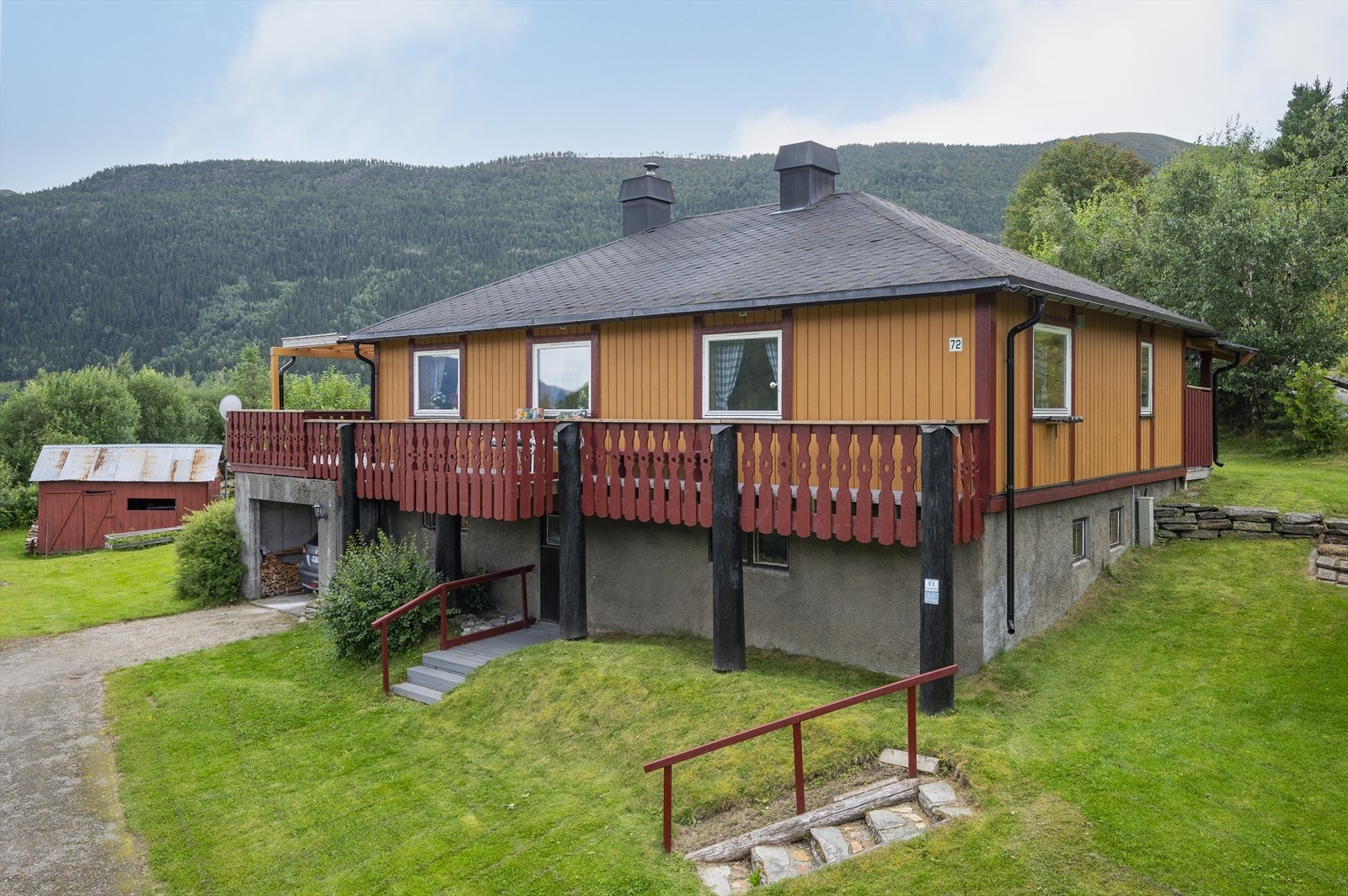 Det er ca. 12 minutter i bil til Lom sentrum. Her finner du flere sentrumsfunksjoner. Galleribilde