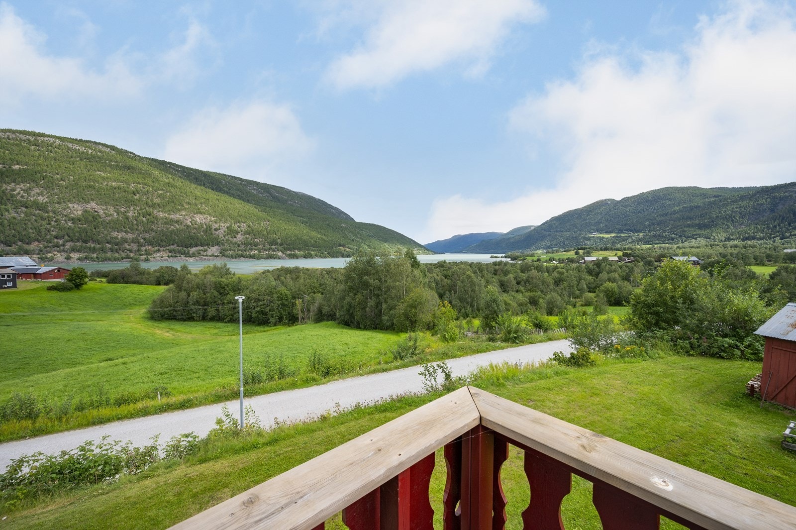 Fra eiendommen har man fin utsikt, både mot Ottaelva og de omkringliggende fjellområdene. Galleribilde