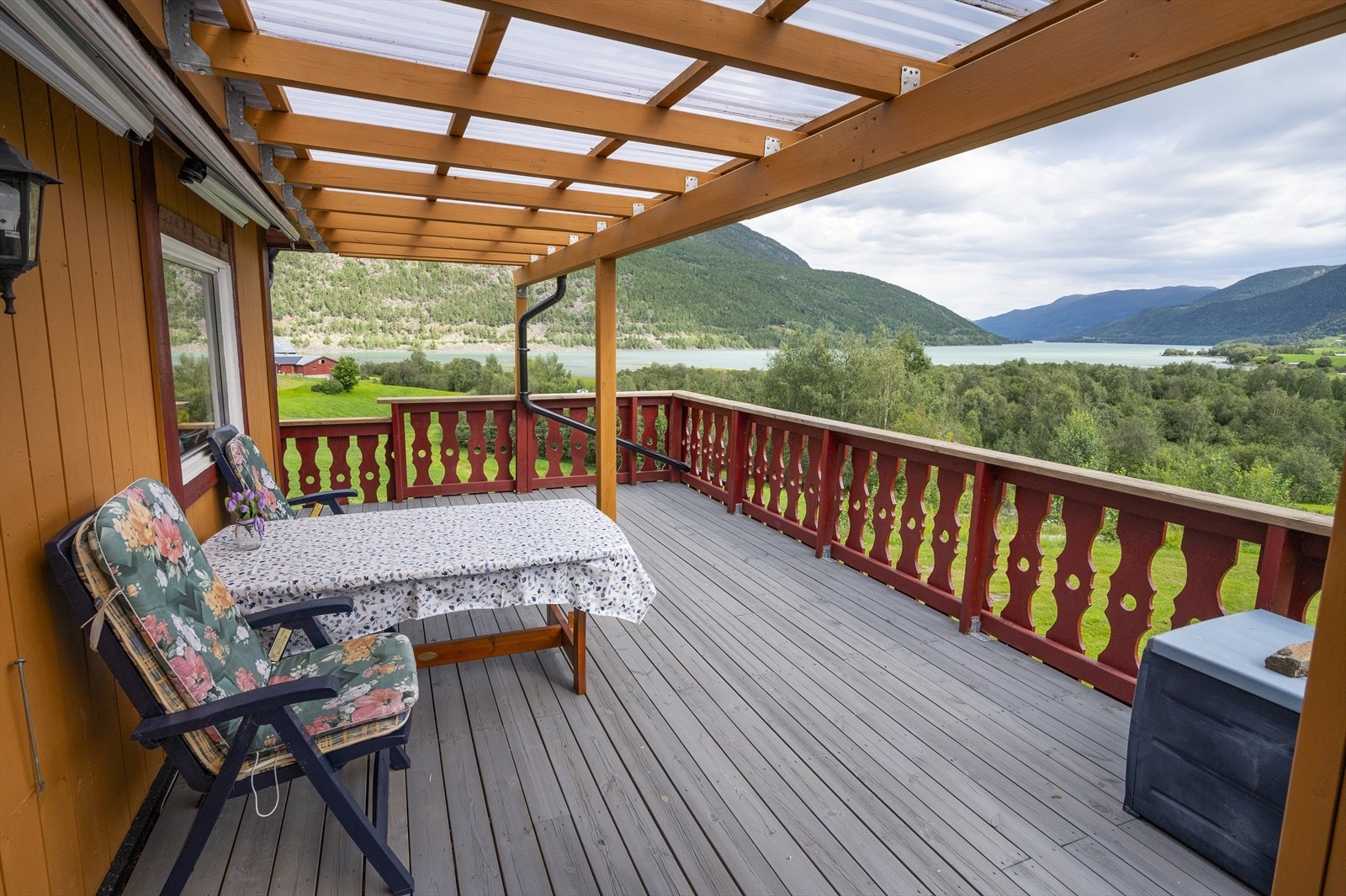 Veranda med god plass til utemøblering. Galleribilde