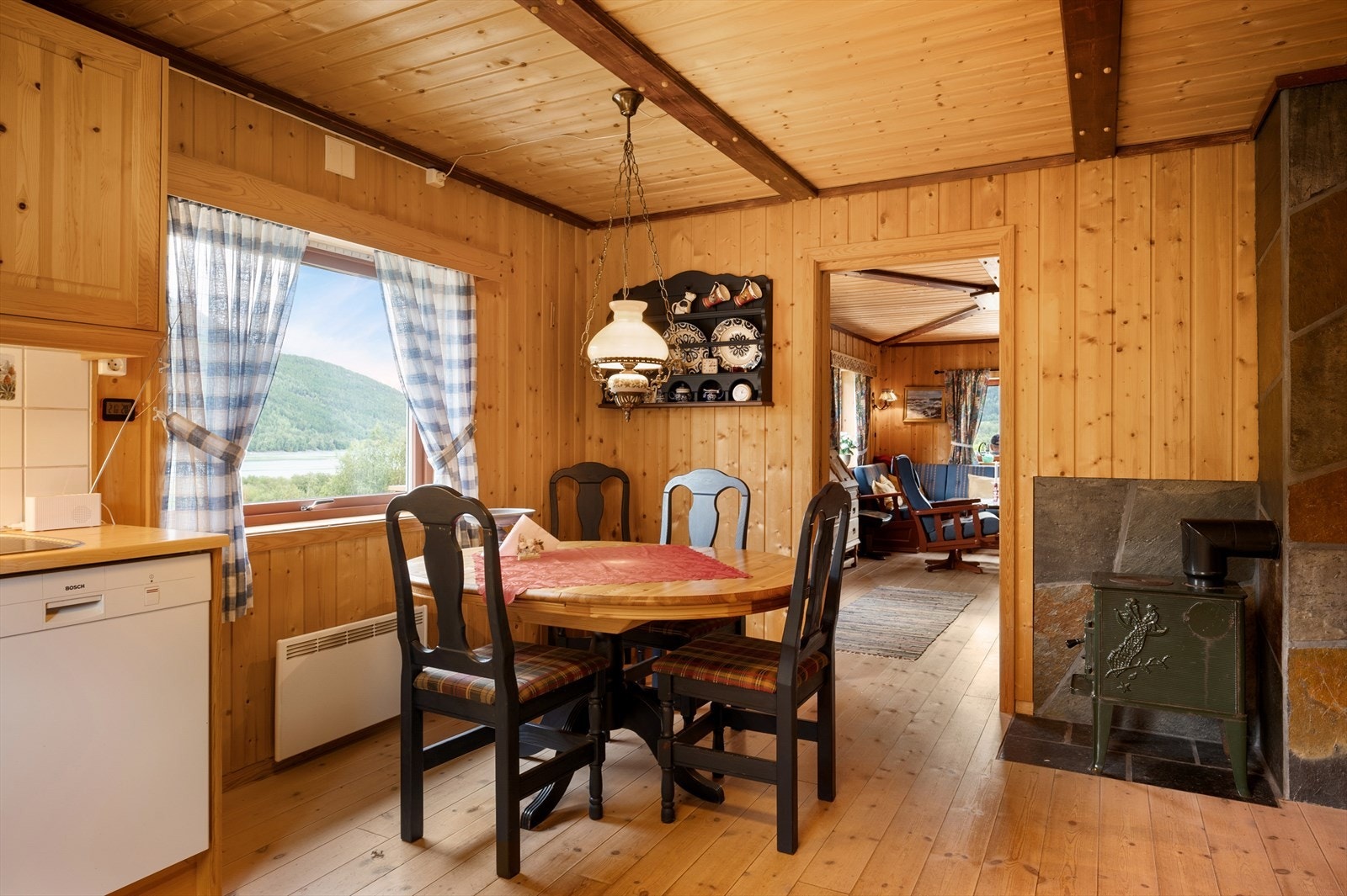 Det er også god plass til spisegruppe på kjøkkenet. Galleribilde