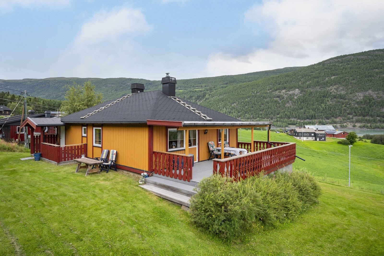 Eiendommen har en stor og pent opparbeidet selveiertomt, på ca. 1 261 kvm. Galleribilde