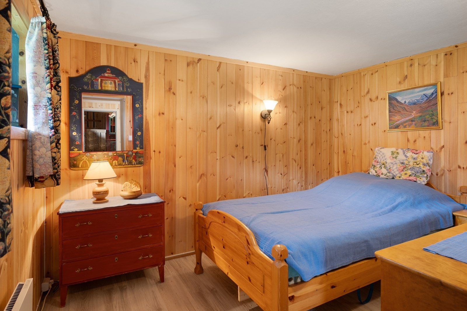 Innredet soverom i kjelleretasjen. God plass til seng av eget ønske. Galleribilde