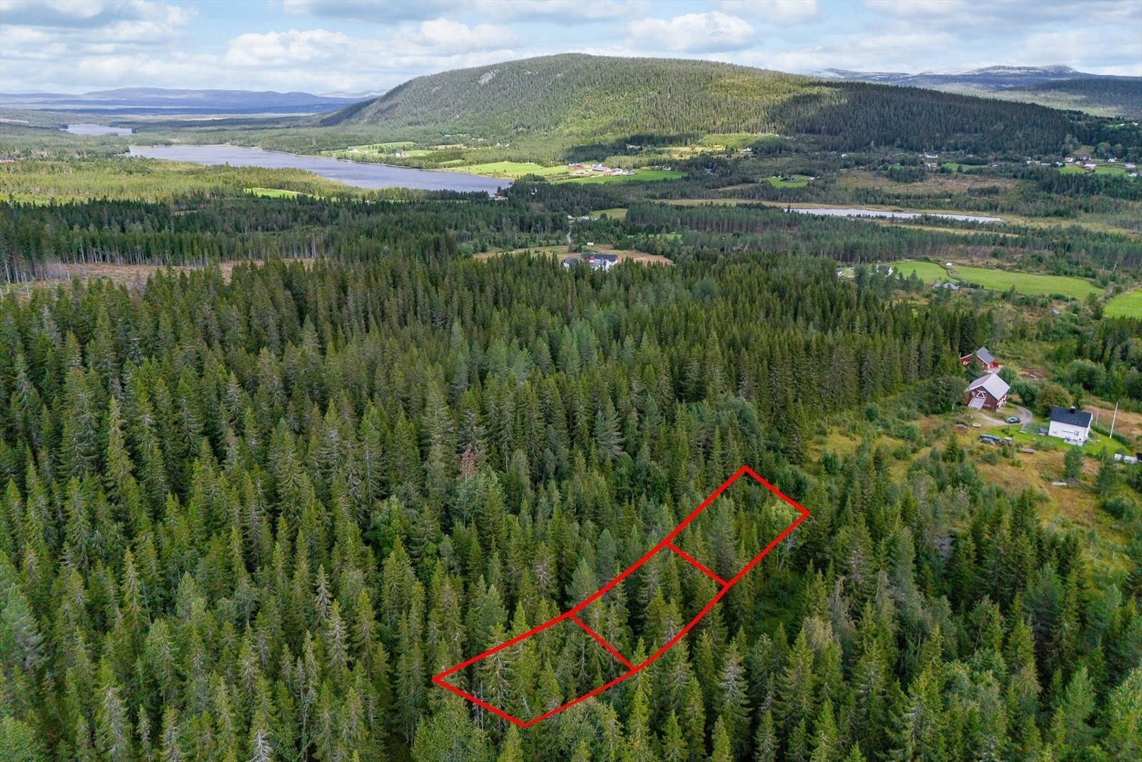 Her kan vi presentere 3 stk eiertomter regulert til fritidsbebyggelse. Tomtene selges samlet for kr. 450 000,- + omkostninger. Galleribilde
